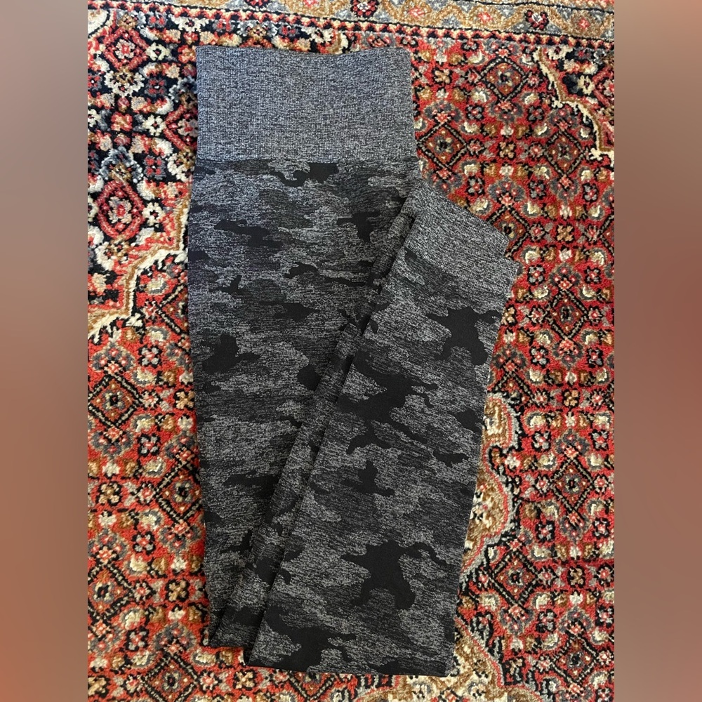 Gymshark Black and Gray Camo Seamless Leggings (M)